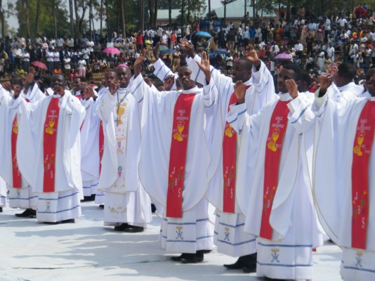 Ordination de 63 prêtres à Kabgayi, un temps fort du jubilé de 100 ans du sacerdoce rwandais.