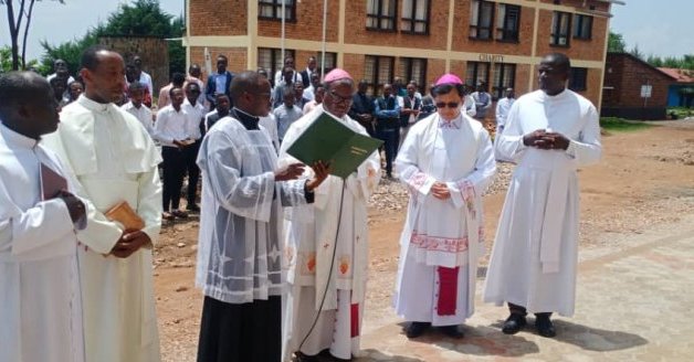 GUTANGIZA UMWAKA W’AMASOMO NO GUTAHA INYUBAKO MU ISEMINARI  NKURU YA RUTONGO, INYUBAKO YATANZWE NA PAPA Francisko