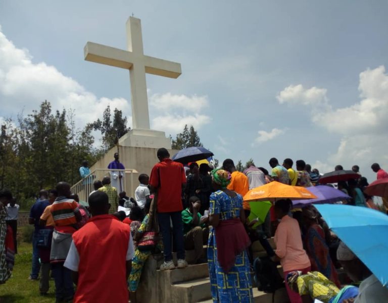 Les amis de Radio Maria Rwanda ont fait le chemin de Croix sur le Mont Jali